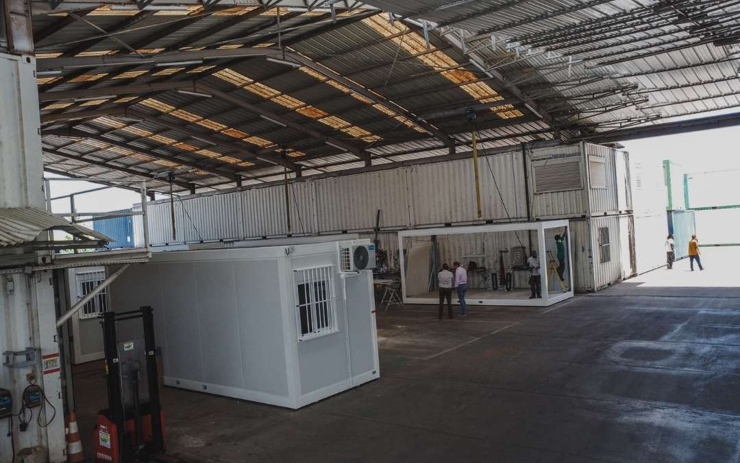 Module de bâtiment en cours de fabrication dans l'usine CMI de Cayenne, construction modulaire en Guyane